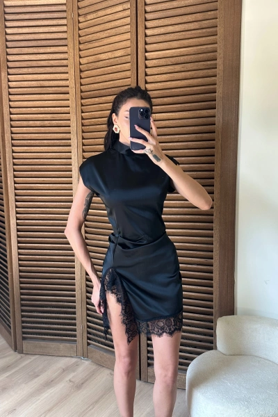 Saten Yırtmaçlı Dantelli Elbise Siyah