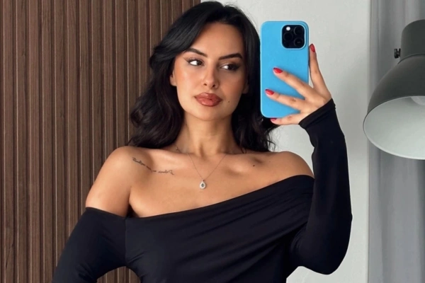 Asimetrik Yaka Bluz Kimlere Yakışır?