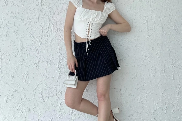 Siyah Mini Etek Üstüne Ne Giyilir?