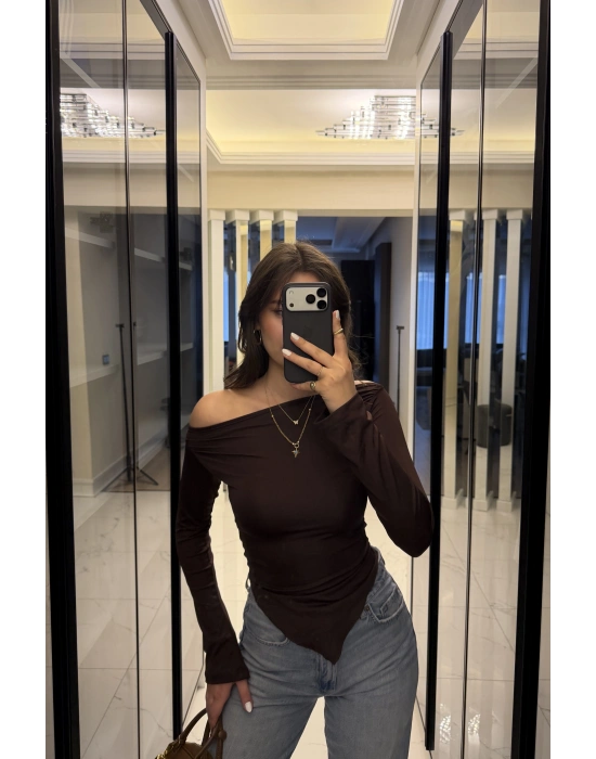Kahve Hailey Kayık Yaka Asimetrik Kesim Bluz