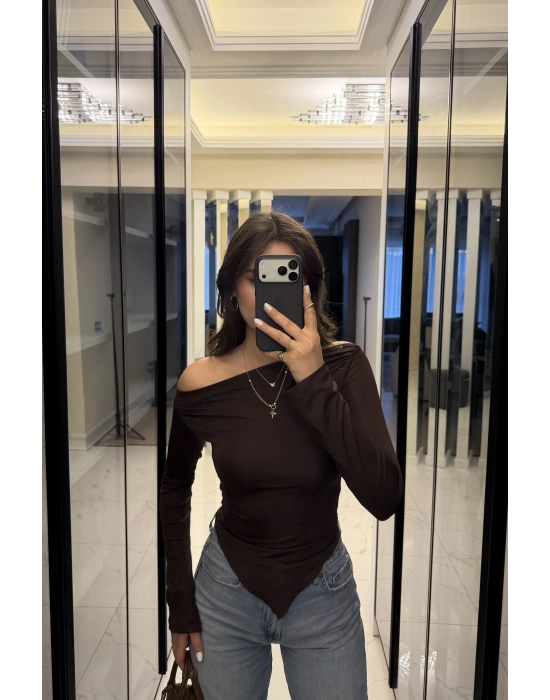 Kahve Hailey Kayık Yaka Asimetrik Kesim Bluz