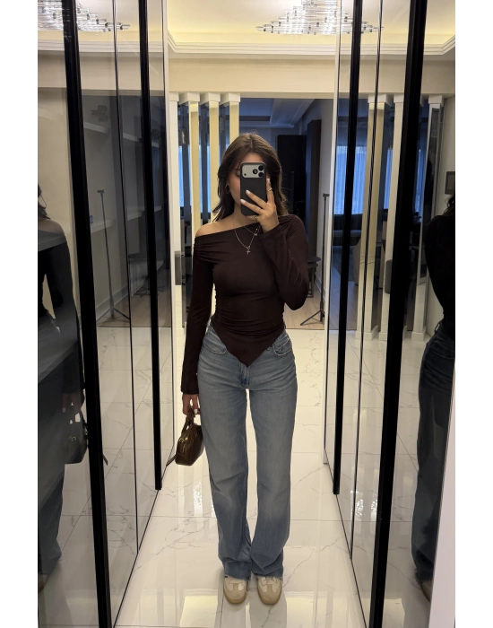 Kahve Hailey Kayık Yaka Asimetrik Kesim Bluz