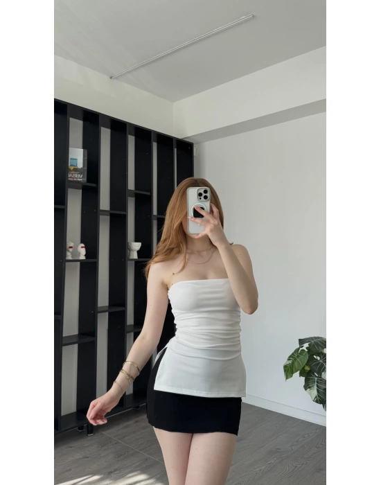 Beyaz Belinda Yırtmaçlı Straplez Bluz