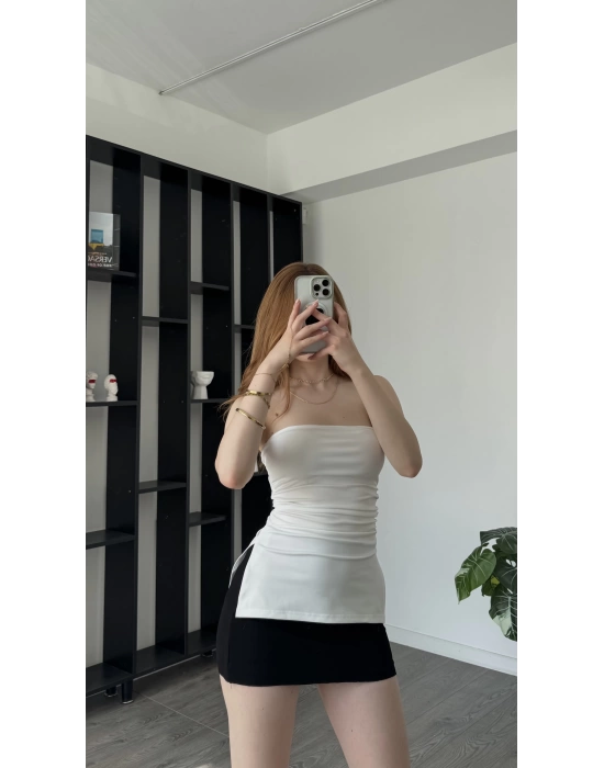 Beyaz Belinda Yırtmaçlı Straplez Bluz