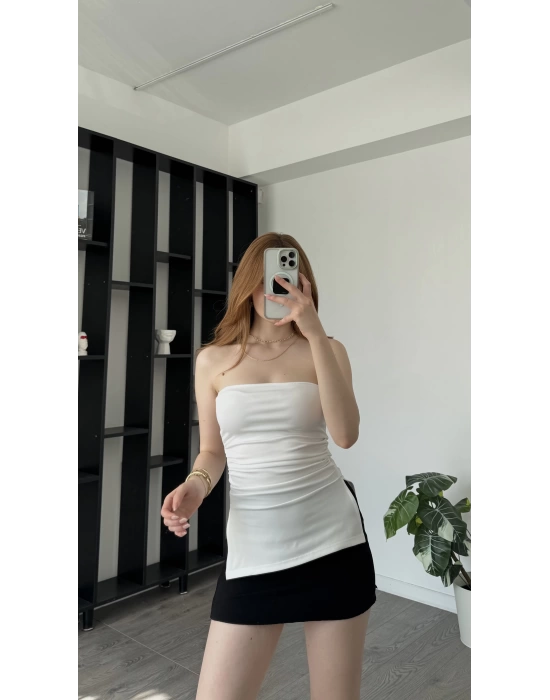 Beyaz Belinda Yırtmaçlı Straplez Bluz