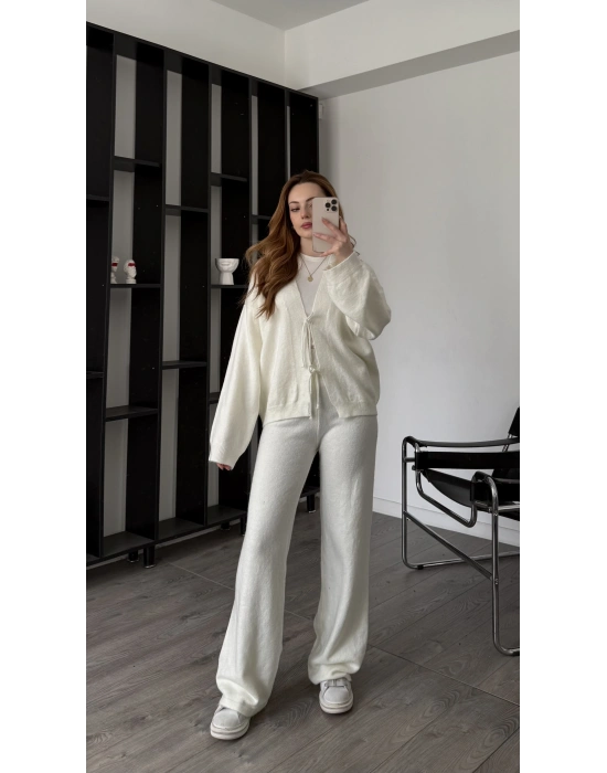 Beyaz Emma Fiyonklu Triko Takım