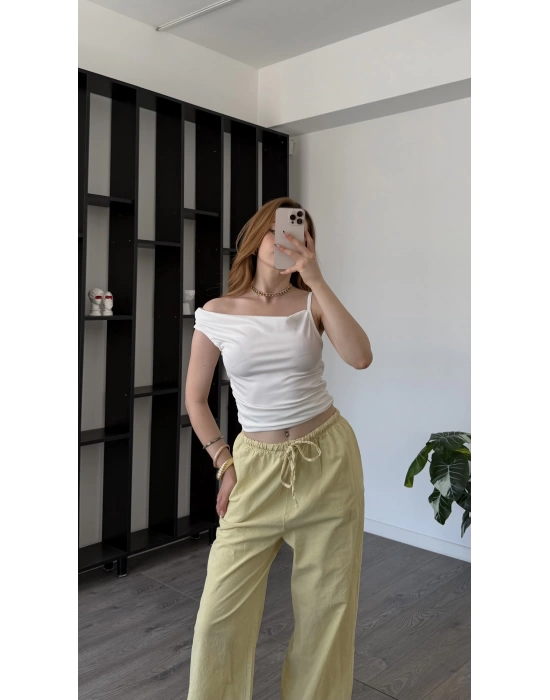 Cara Beyaz Düşük Omuz Detaylı Bluz