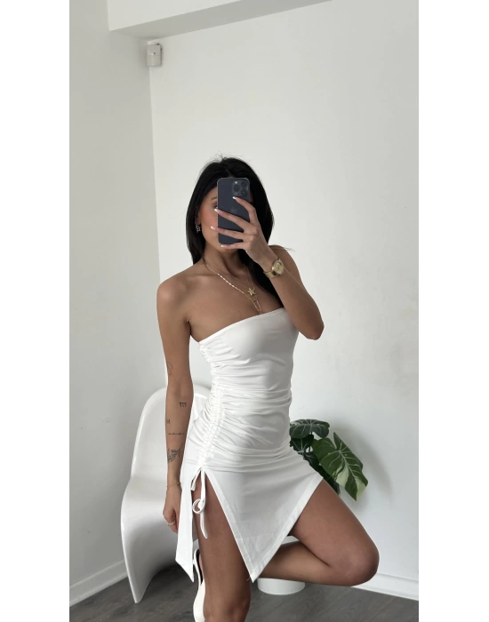 Jade Beyaz Büzgülü Yandan Yırtmaçlı Straplez Elbise