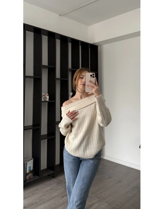 Krem Merana Kayık Yakalı Triko Kazak