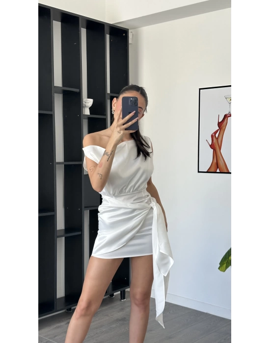 Nora Beyaz Kuşak Detaylı Önden Bağlamalı Saten Elbise