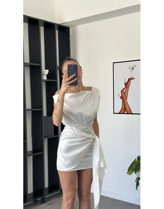 Nora Beyaz Kuşak Detaylı Önden Bağlamalı Saten Elbise