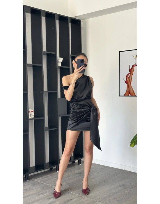 Nora Siyah Kuşak Detaylı Önden Bağlamalı Saten Elbise