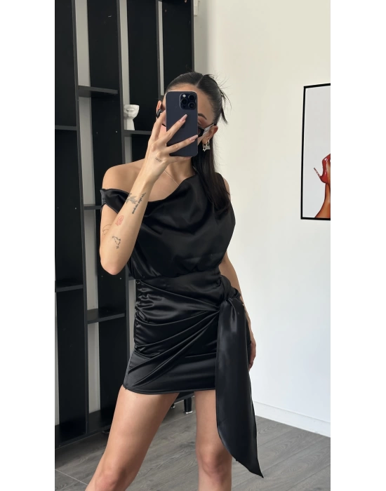 Nora Siyah Kuşak Detaylı Önden Bağlamalı Saten Elbise
