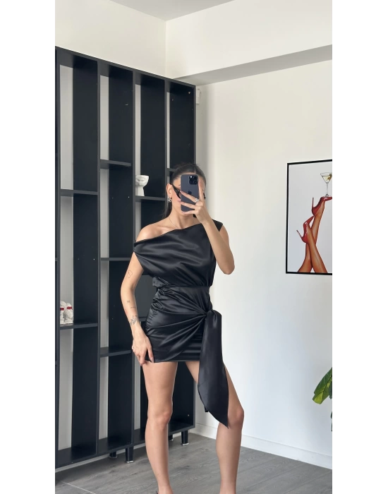 Nora Siyah Kuşak Detaylı Önden Bağlamalı Saten Elbise