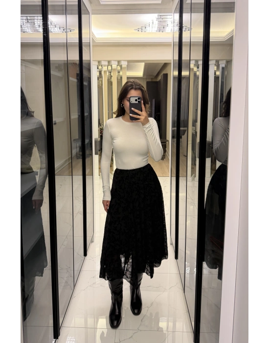 Siyah Asimetrik Kabartma Desenli Etek