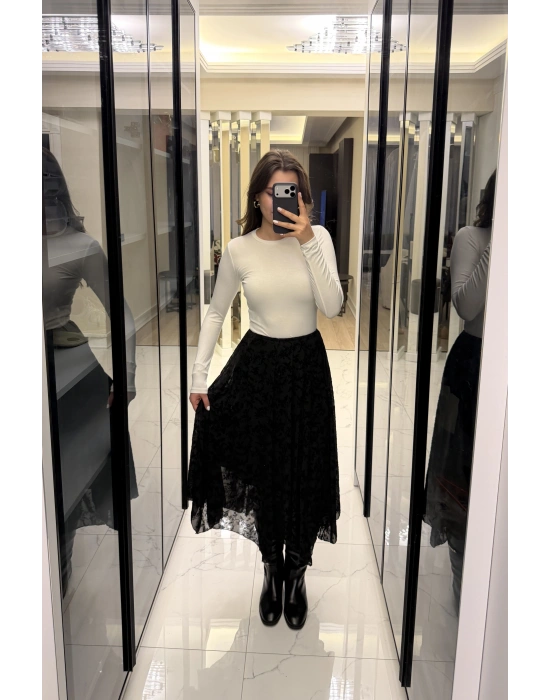 Siyah Asimetrik Kabartma Desenli Etek