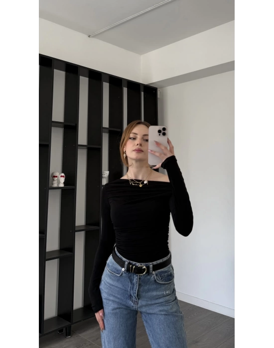 Siyah Jeor Kayık Yakalı Bluz