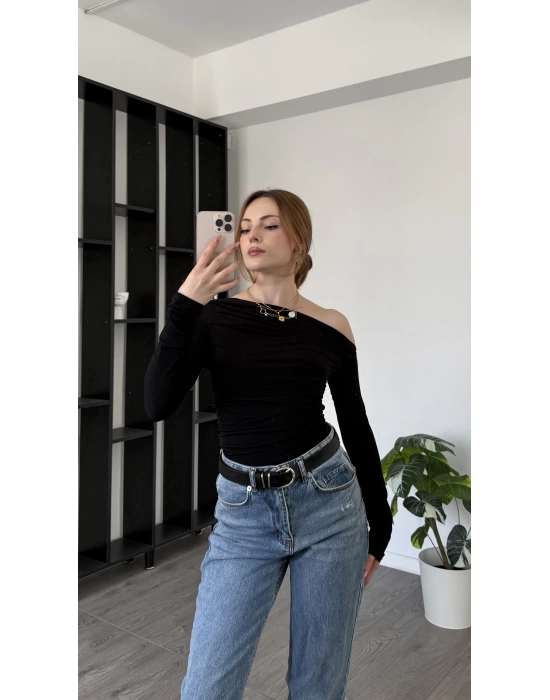 Siyah Jeor Kayık Yakalı Bluz