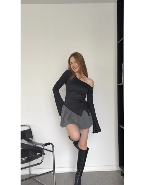 Siyah Merinda Bağcıklı Asimetrik Bluz