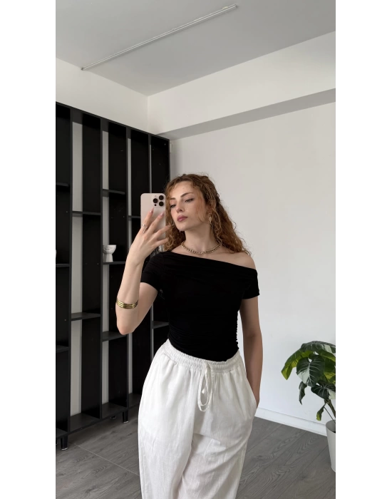Siyah Selinda Düşük Omuzlu Drapeli Bluz