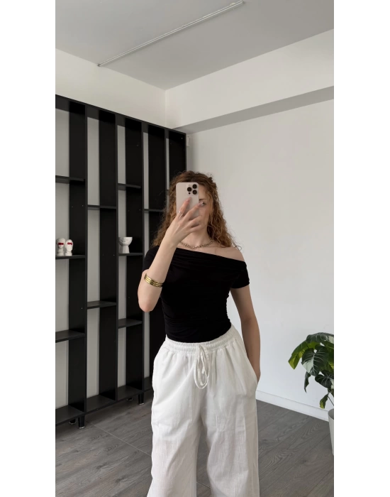 Siyah Selinda Düşük Omuzlu Drapeli Bluz