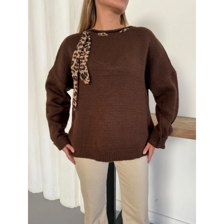 Leopar Fular Detaylı Triko Kazak Kahve