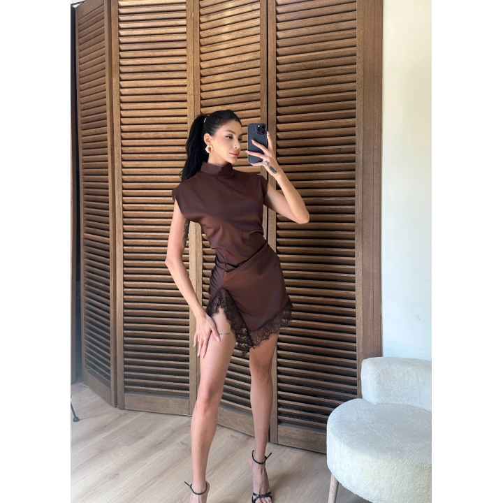 Saten Yırtmaçlı Dantelli Elbise Kahve