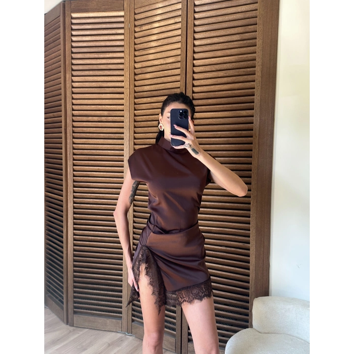 Saten Yırtmaçlı Dantelli Elbise Kahve