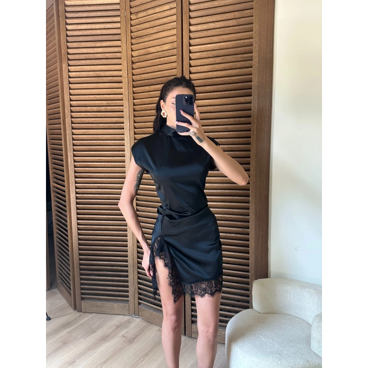 Saten Yırtmaçlı Dantelli Elbise Siyah