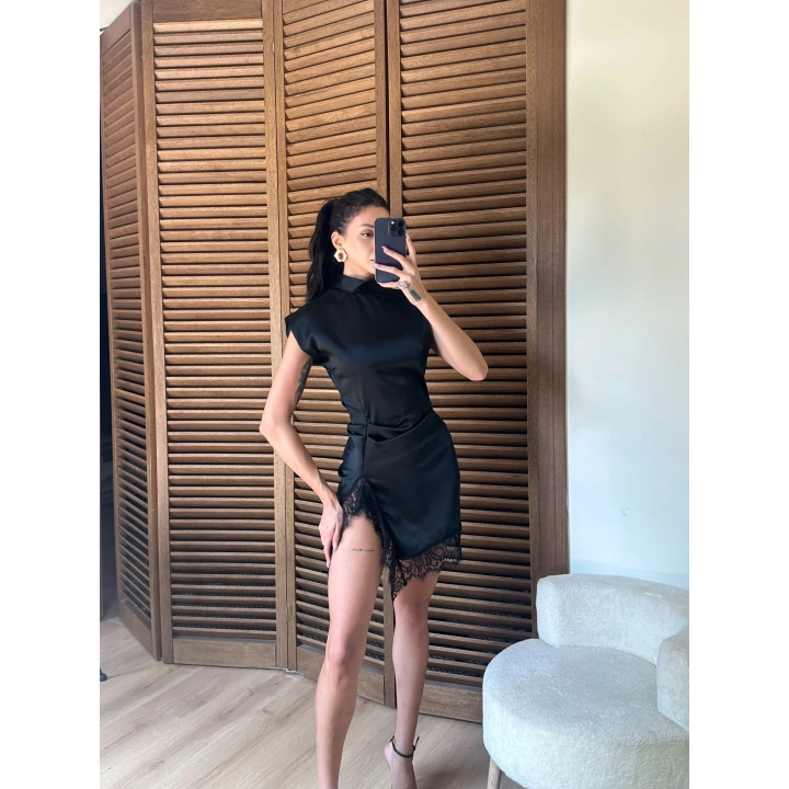 Saten Yırtmaçlı Dantelli Elbise Siyah