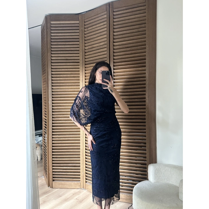 Tek Omuz Pelerin Detaylı İşlemeli Elbise Lacivert