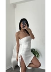 Jade Beyaz Büzgülü Yandan Yırtmaçlı Straplez Elbise