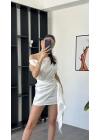 Nora Beyaz Kuşak Detaylı Önden Bağlamalı Saten Elbise