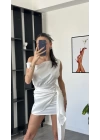 Nora Beyaz Kuşak Detaylı Önden Bağlamalı Saten Elbise