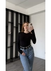 Siyah Elisa Parmak Detaylı Basic Bluz