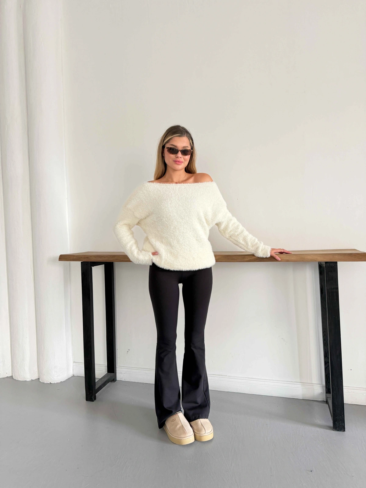 Kayık Yaka Peluş Kazak Beyaz