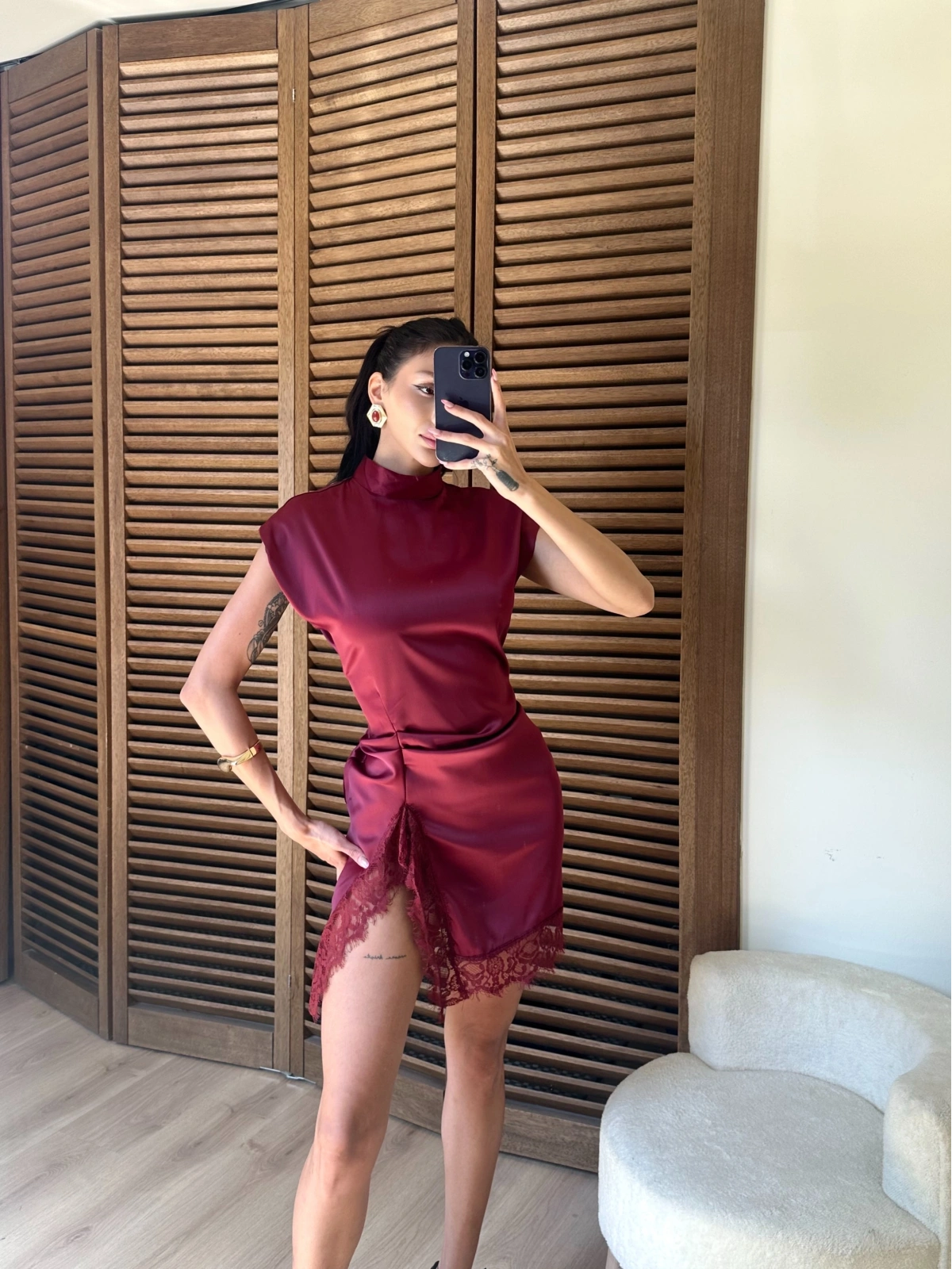 Saten Yırtmaçlı Dantelli Elbise Bordo