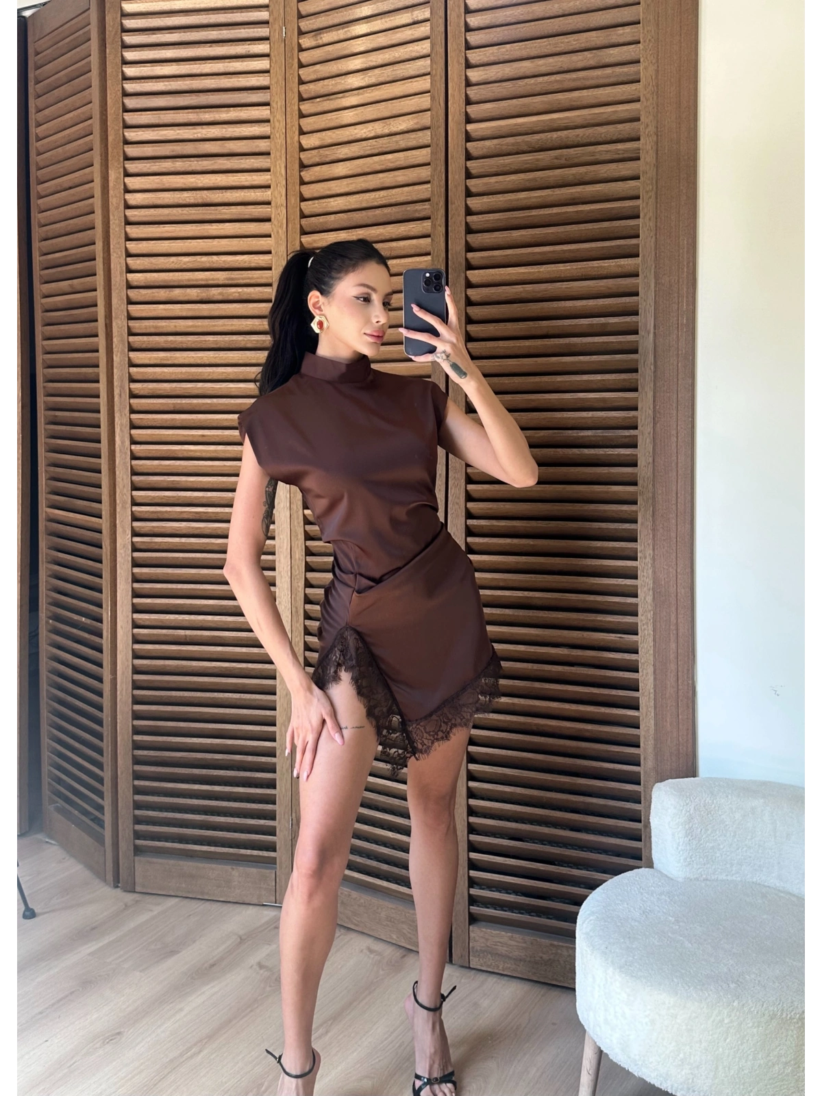 Saten Yırtmaçlı Dantelli Elbise Kahve