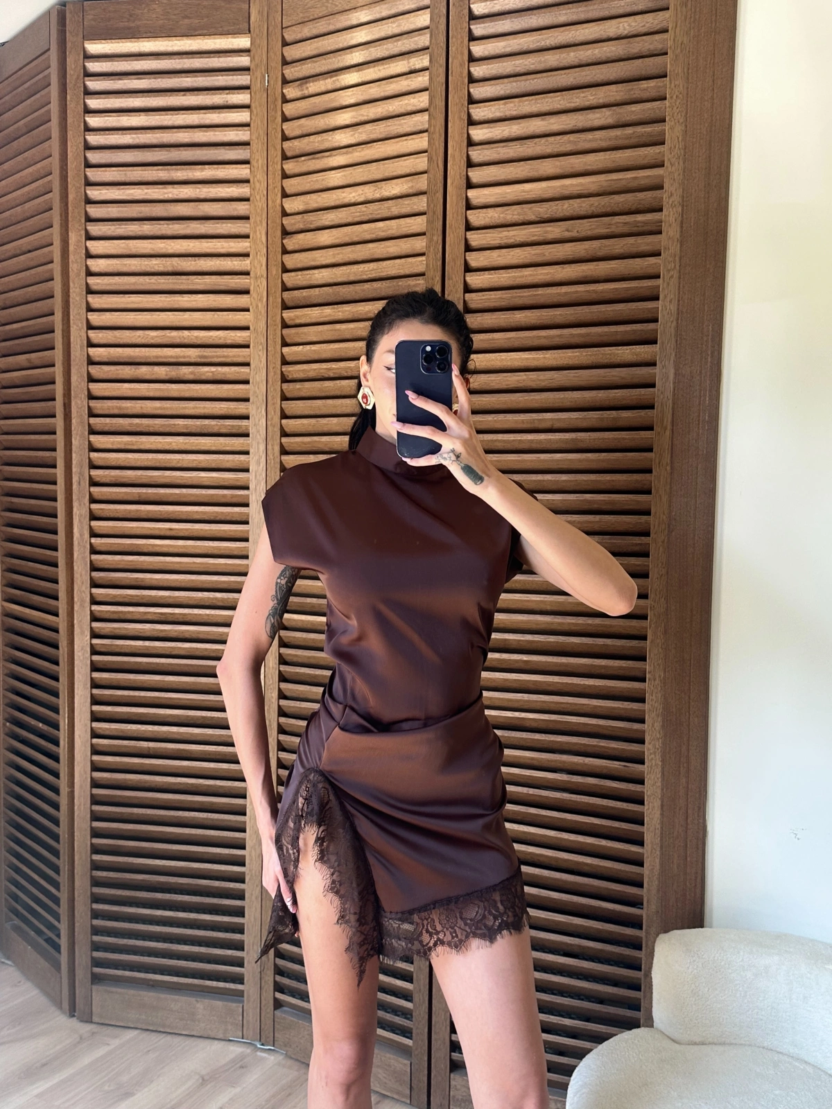 Saten Yırtmaçlı Dantelli Elbise Kahve