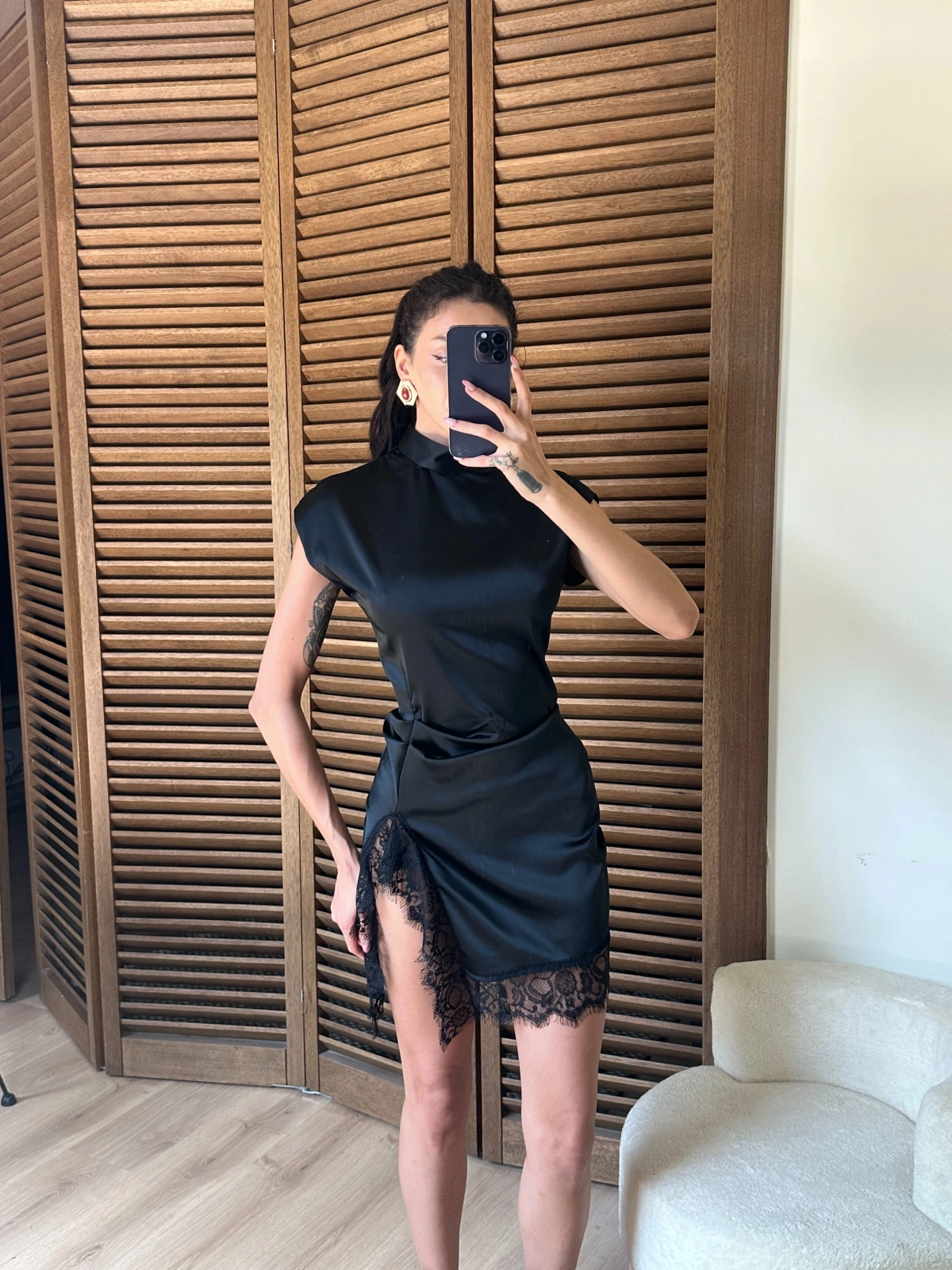Saten Yırtmaçlı Dantelli Elbise Siyah