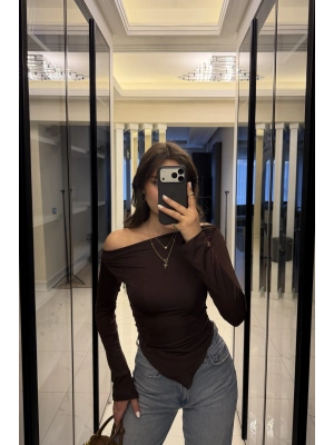 Kahve Hailey Kayık Yaka Asimetrik Kesim Bluz