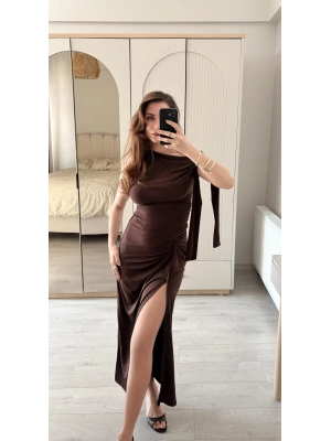 Kahverengi Luna Bağlama Omuzlu Asimetrik Etekli Takım