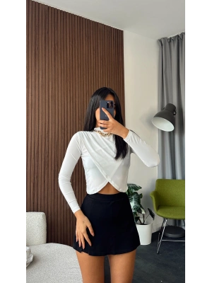 Beyaz Dik Yakalı Drapeli Çapraz Bluz