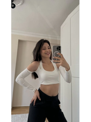 Beyaz Omuz Detaylı Boyundan Bağlama Crop Bluz