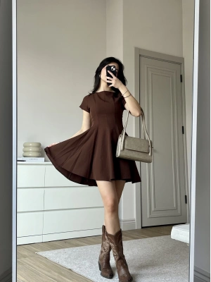 Kahve Pileli Kısa Kollu Kloş Elbise