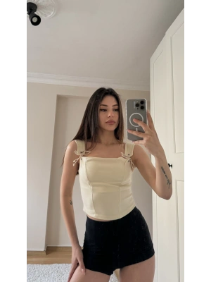 Krem Kuşgözü Bağcık Detaylı Crop Bluz