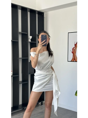 Nora Beyaz Kuşak Detaylı Önden Bağlamalı Saten Elbise