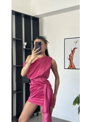 Nora Pembe Kuşak Detaylı Önden Bağlamalı Saten Elbise