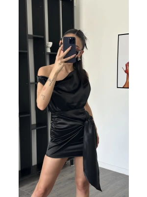 Nora Siyah Kuşak Detaylı Önden Bağlamalı Saten Elbise