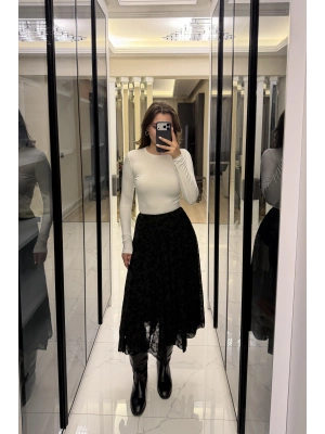 Siyah Asimetrik Kabartma Desenli Etek